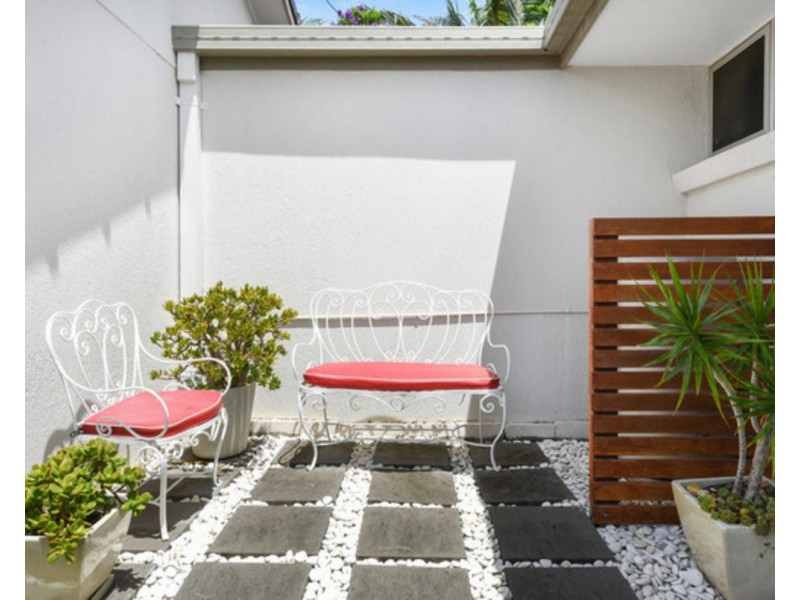 2/8 Russell Court, Miami QLD 4220