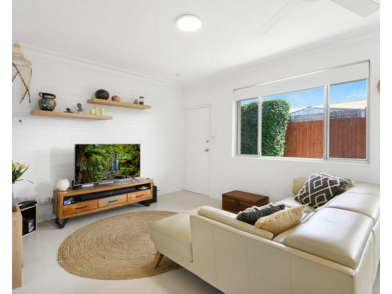 2/8 Russell Court, Miami QLD 4220