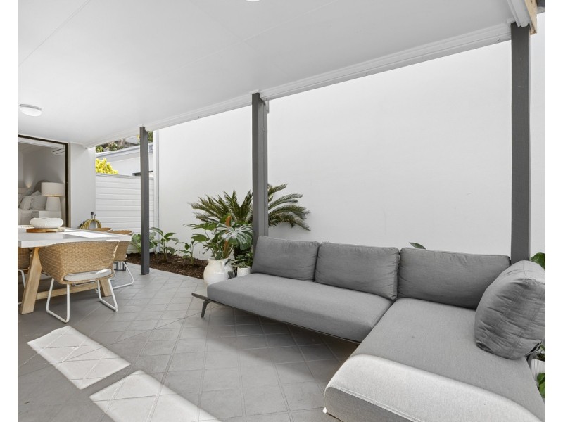 4/6 Burrabee Street, Burleigh Heads QLD 4220