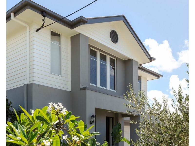 33 Sandpiper Drive, Burleigh Waters QLD 4220