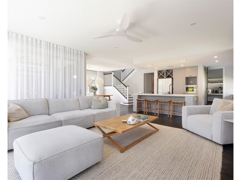 33 Sandpiper Drive, Burleigh Waters QLD 4220