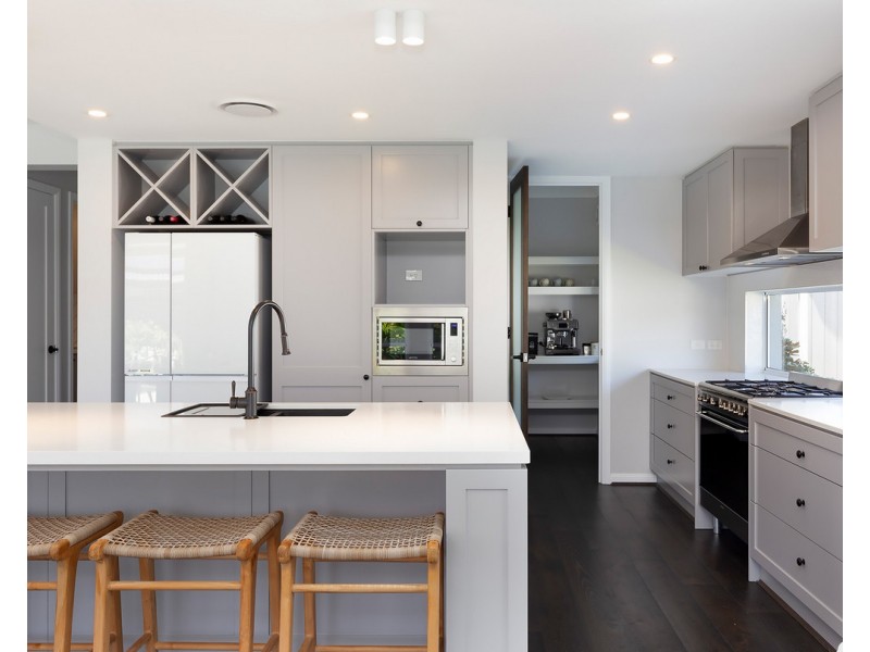 33 Sandpiper Drive, Burleigh Waters QLD 4220