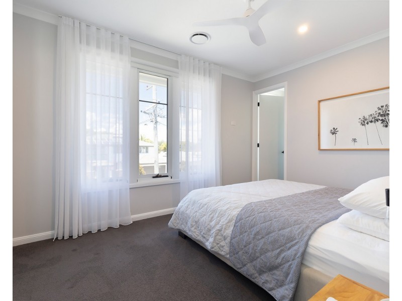 33 Sandpiper Drive, Burleigh Waters QLD 4220