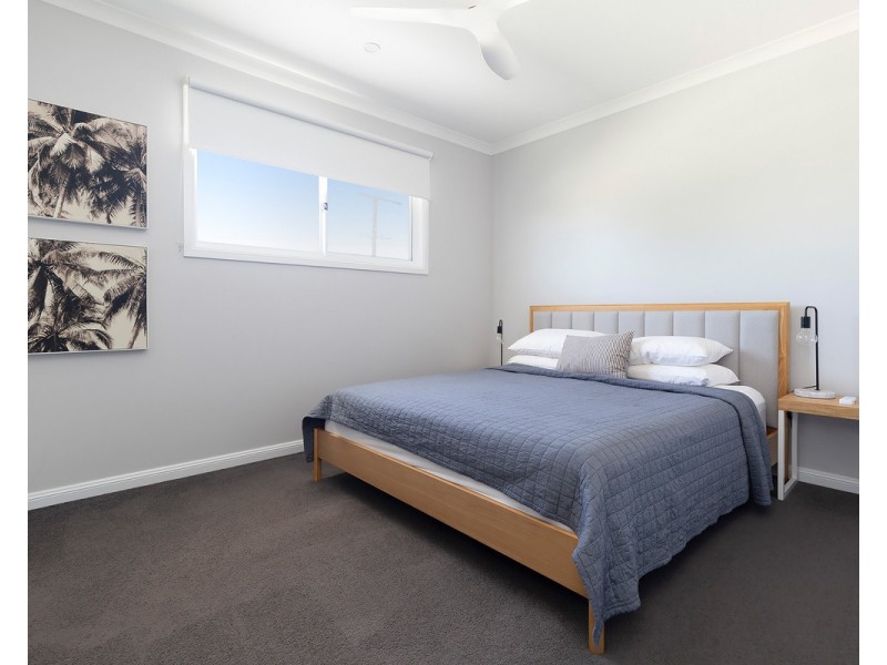 33 Sandpiper Drive, Burleigh Waters QLD 4220