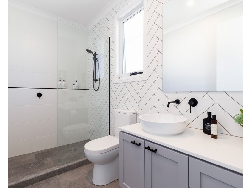 33 Sandpiper Drive, Burleigh Waters QLD 4220