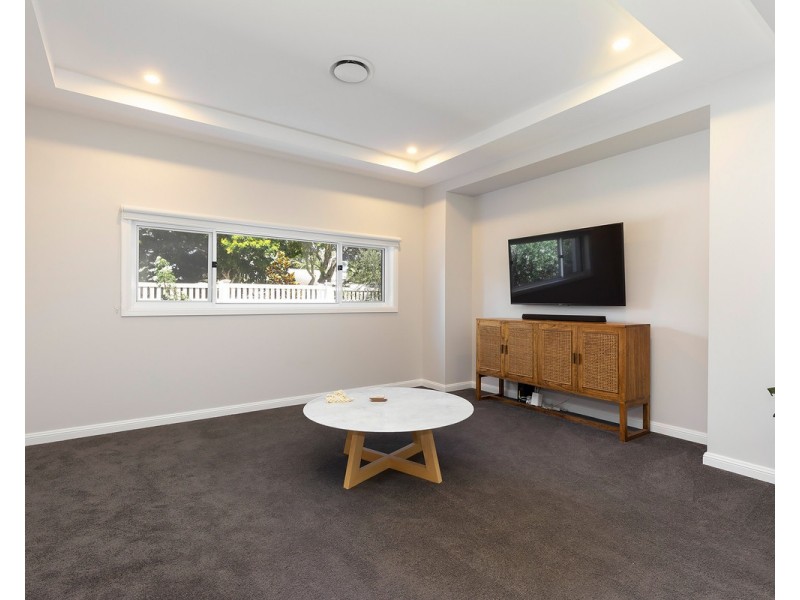 33 Sandpiper Drive, Burleigh Waters QLD 4220