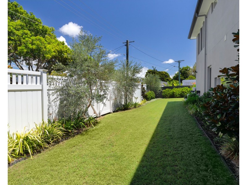 33 Sandpiper Drive, Burleigh Waters QLD 4220