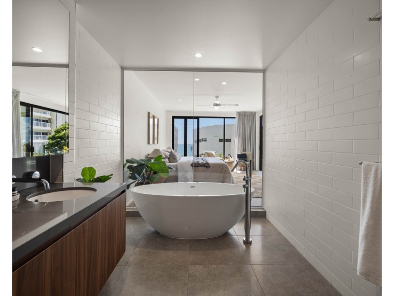 2/1 Nathan Street, Burleigh Heads QLD 4220