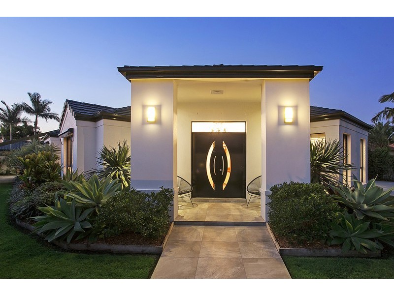 154 Dunlin Drive, Burleigh Waters QLD 4220