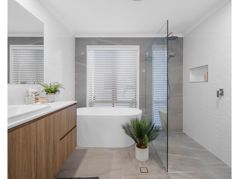 1 Seychelles Court, Burleigh Waters QLD 4220