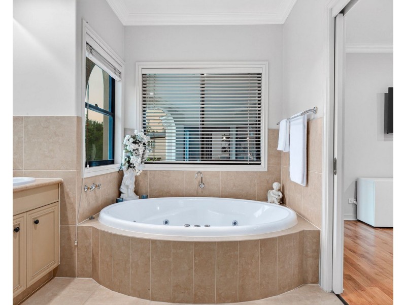 29 Pine Valley Drive, Robina QLD 4226
