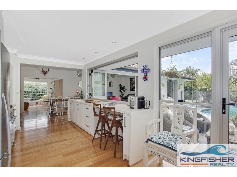 16 Kestrel Drive, Burleigh Waters QLD 4220