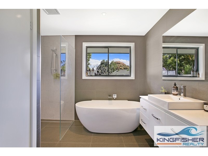 10 Kingfisher Crescent, Burleigh Waters QLD 4220