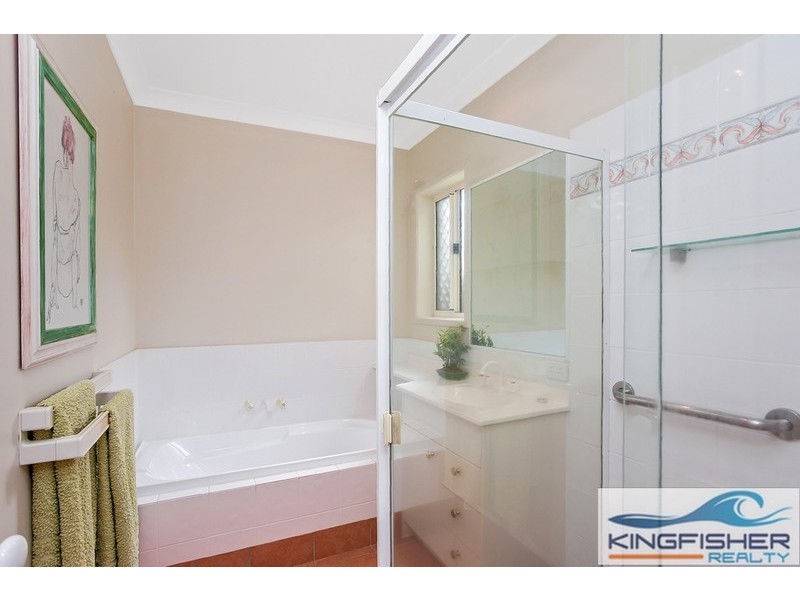 8 Stingray Crescent, Burleigh Waters QLD 4220