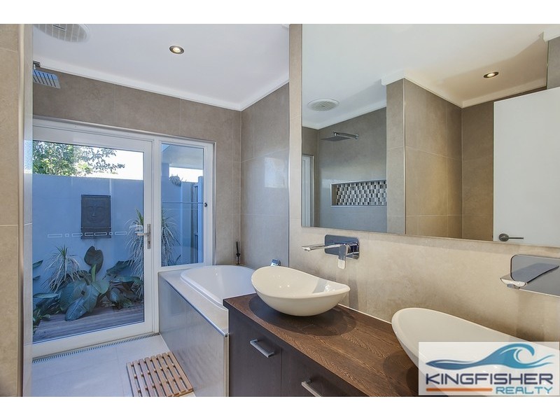 9 Seahawk Crescent, Burleigh Waters QLD 4220