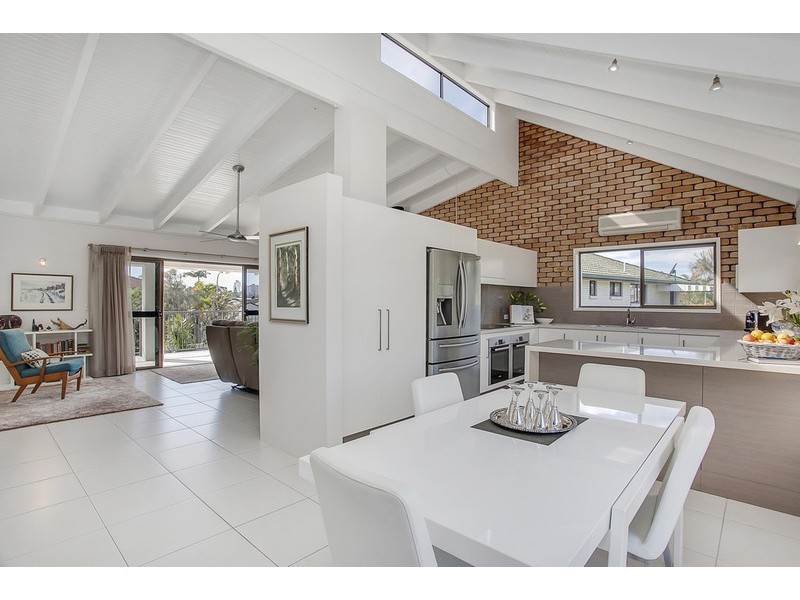 18 Bellbird Avenue, Burleigh Waters QLD 4220