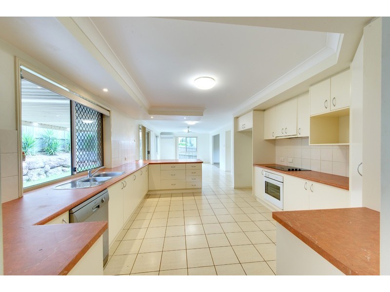 6 Hector Road, Holland Park QLD 4121