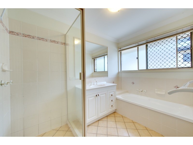 6 Hector Road, Holland Park QLD 4121