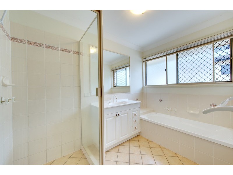 6 Hector Road, Holland Park QLD 4121