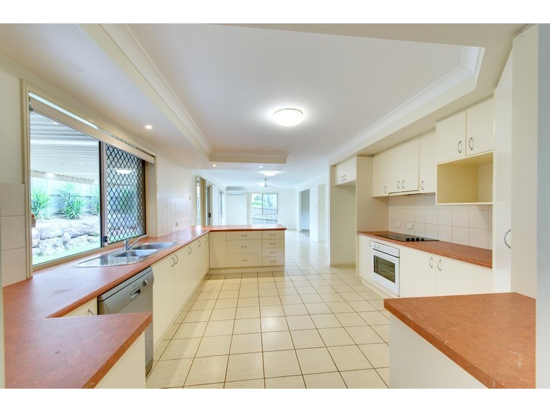 6 Hector Road, Holland Park QLD 4121