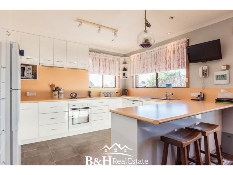 15 Churchill Avenue, Upper Burnie TAS 7320