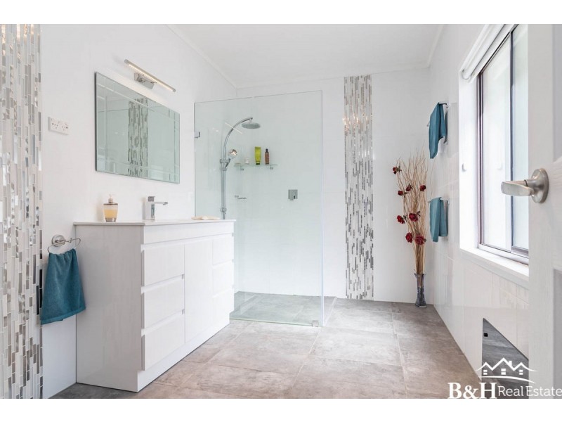 40 South Road, Penguin TAS 7316