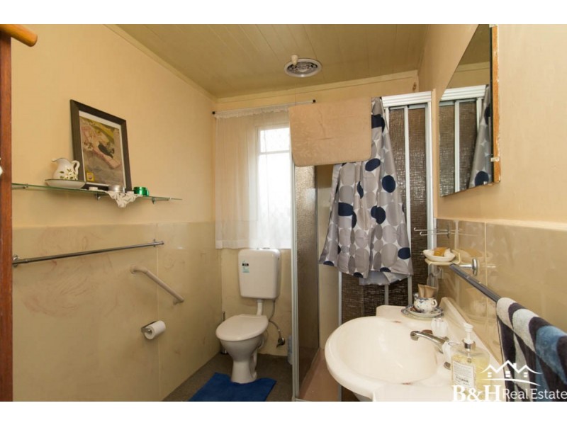 8 Osborne Street, Cooee TAS 7320