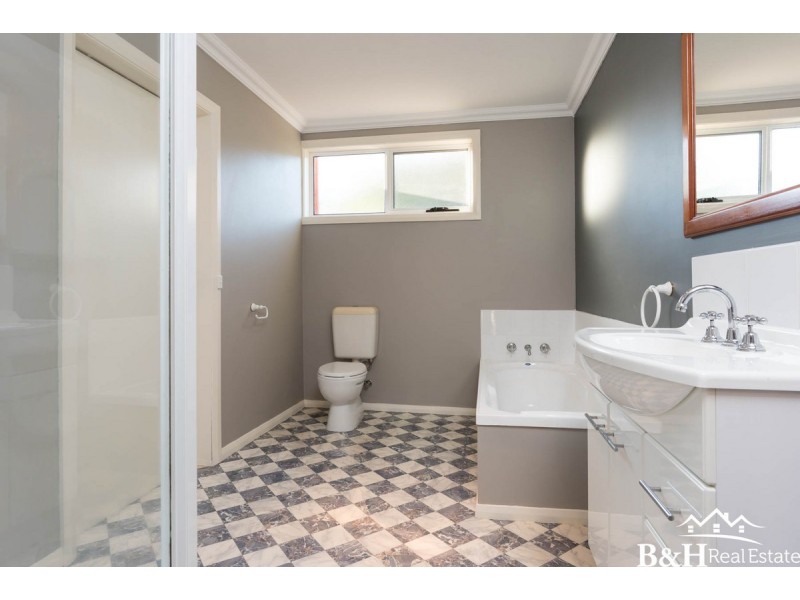 6 South Road, Penguin TAS 7316