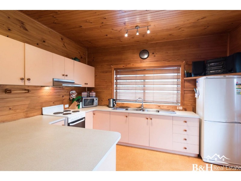 27 Penguin Road, West Ulverstone TAS 7315