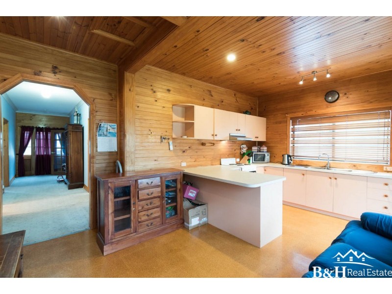 27 Penguin Road, West Ulverstone TAS 7315