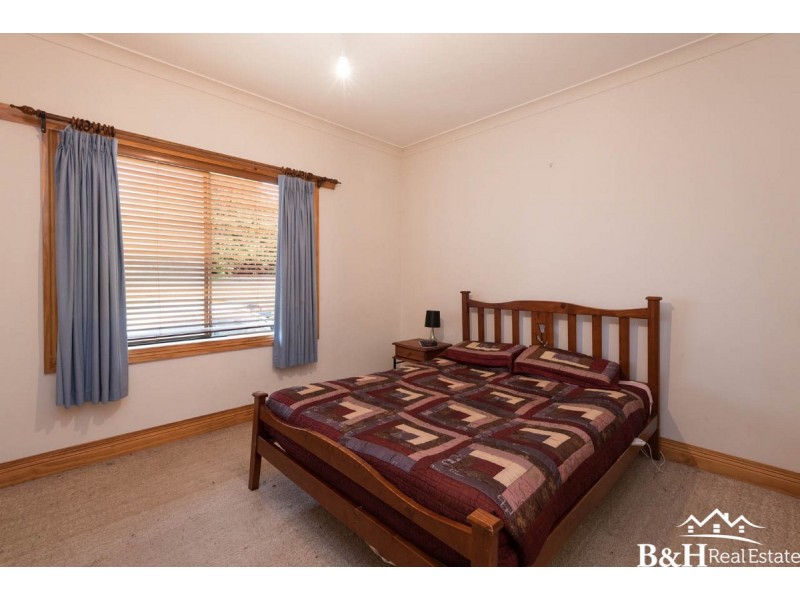 27 Penguin Road, West Ulverstone TAS 7315