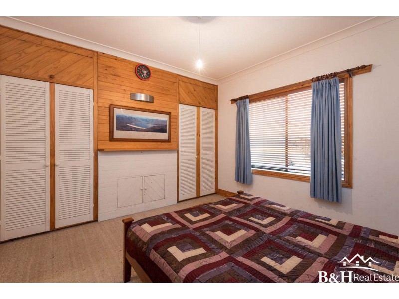 27 Penguin Road, West Ulverstone TAS 7315