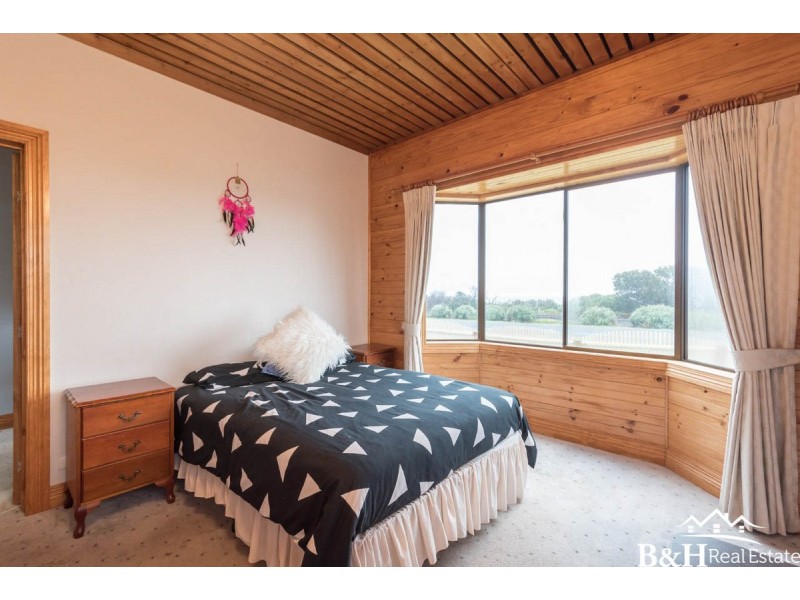 27 Penguin Road, West Ulverstone TAS 7315