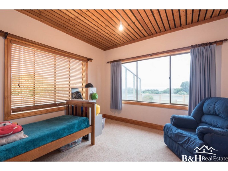 27 Penguin Road, West Ulverstone TAS 7315