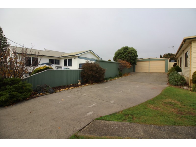 27 Penguin Road, West Ulverstone TAS 7315