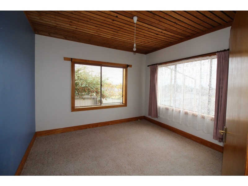 27 Penguin Road, West Ulverstone TAS 7315