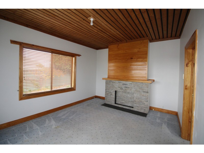 27 Penguin Road, West Ulverstone TAS 7315