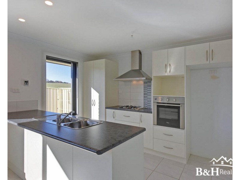 2/4 Paramount Court, Shorewell Park TAS 7320