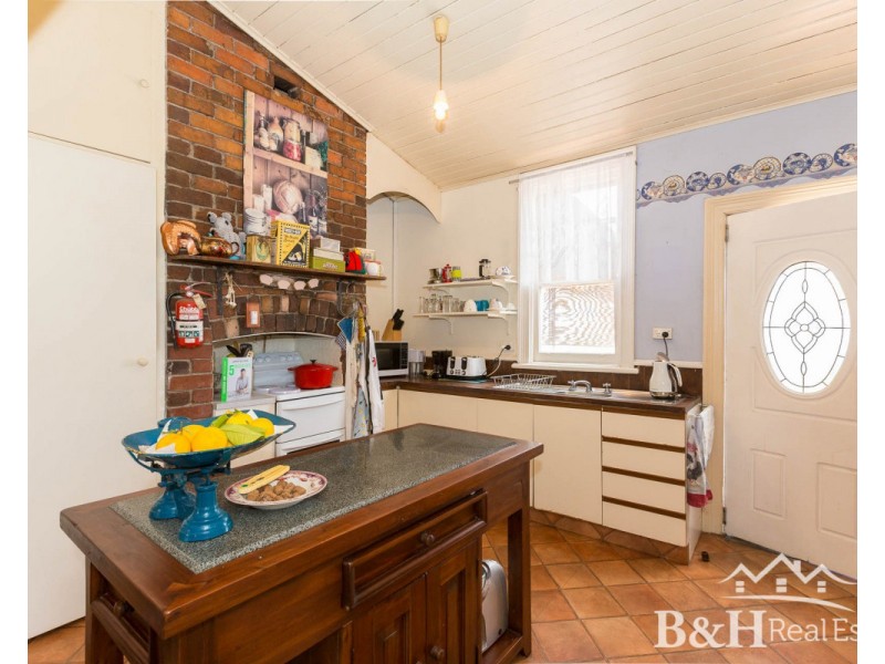 28 Victoria Parade, Devonport TAS 7310