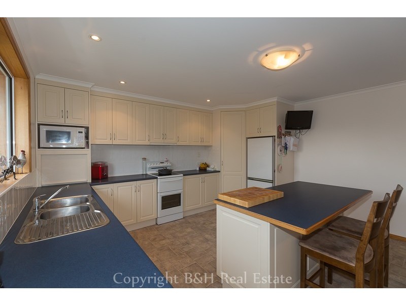 110 Pine Road, Penguin TAS 7316