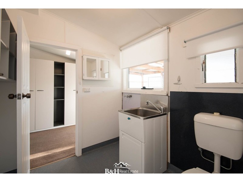 16 Hobbs Parade, West Ulverstone TAS 7315