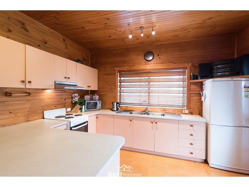 27 Penguin Road, West Ulverstone TAS 7315