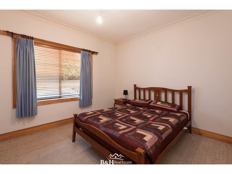 27 Penguin Road, West Ulverstone TAS 7315