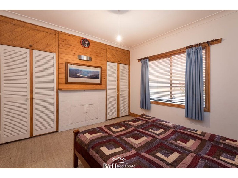 27 Penguin Road, West Ulverstone TAS 7315