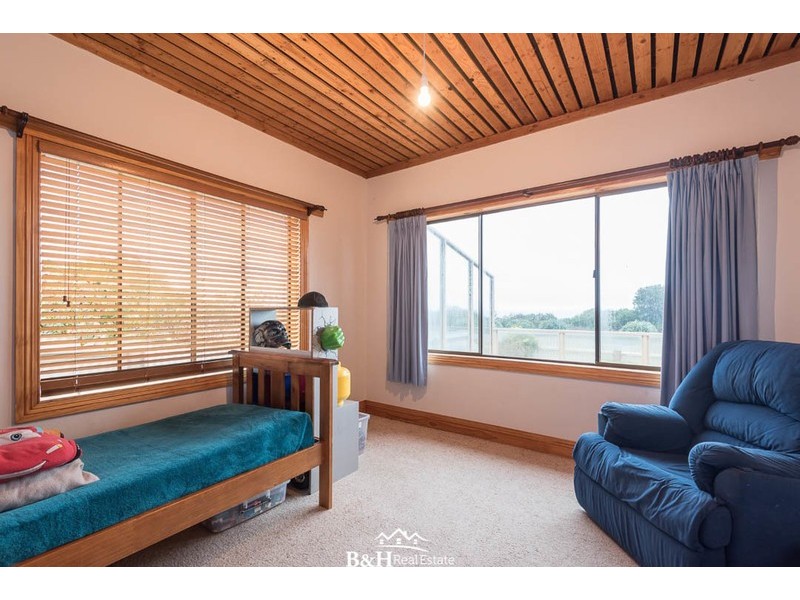 27 Penguin Road, West Ulverstone TAS 7315