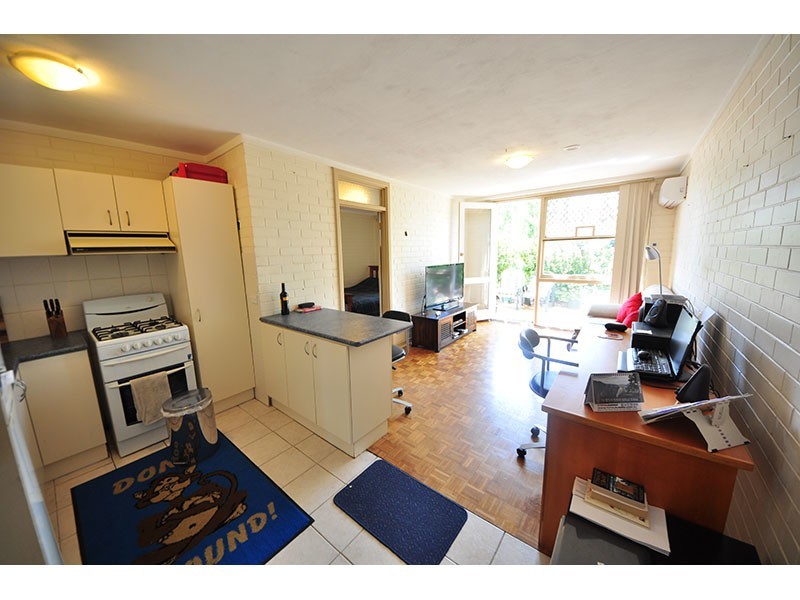 9/221 CLONTARF Road, Hamilton Hill WA 6163