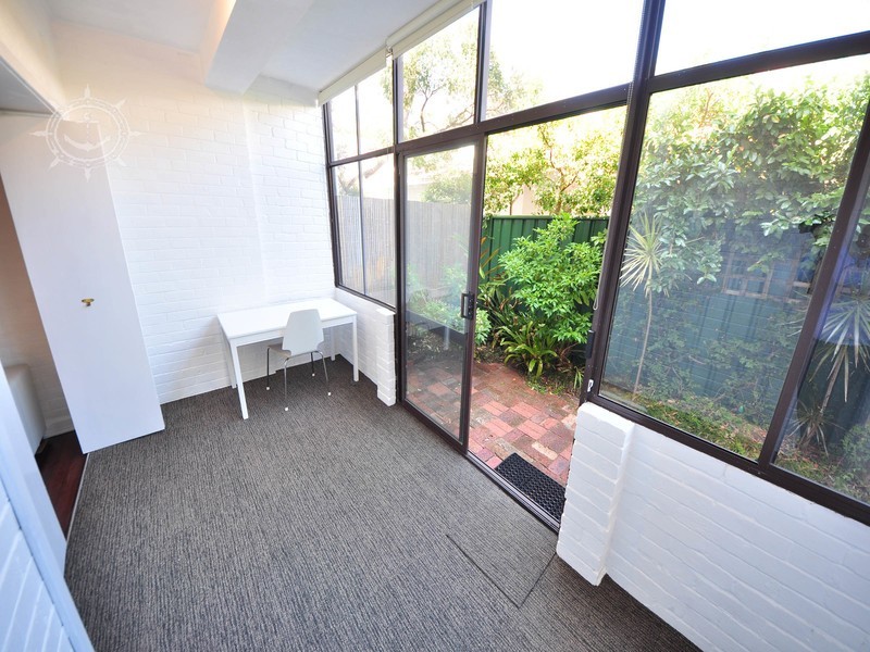 2/22 Caporn Street, Crawley WA 6009