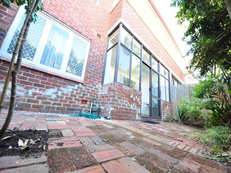 2/22 Caporn Street, Crawley WA 6009