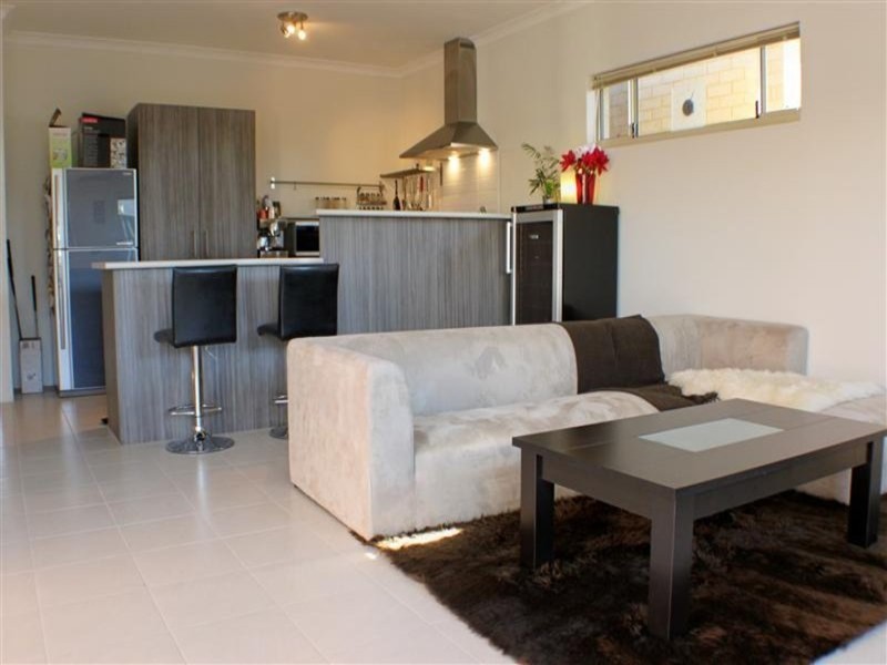 2/10 Dulegal Way, Aveley WA 6069