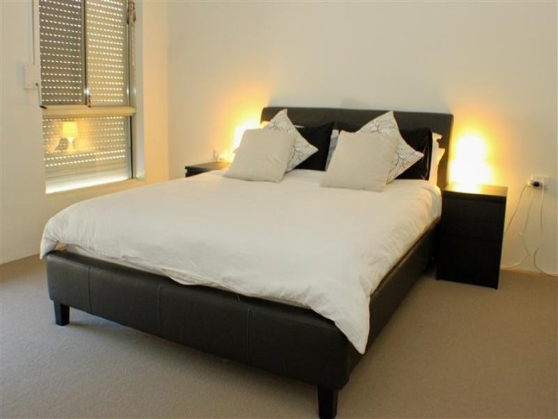 2/10 Dulegal Way, Aveley WA 6069